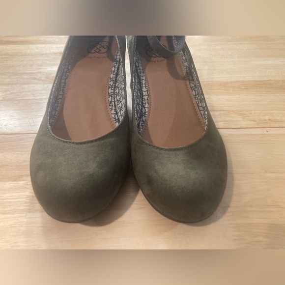 Beautiful Daisy Fuentes Mary Jane style wedge shoes in an army green like color - Picture 3 of 10